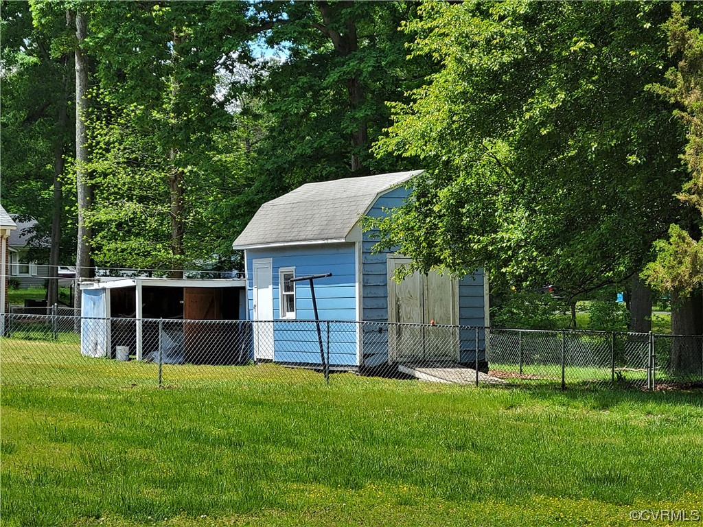 7529 Wilton Road Henrico, VA 23231 - Photo 28 of 31 a view of a house with backyard and a garden