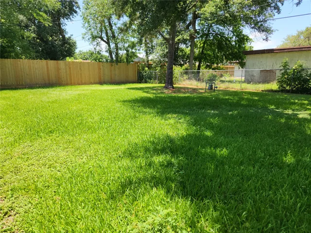 a view of a back yard
