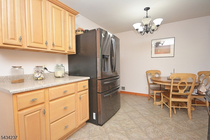 2463 Dorchester Road Union, NJ 07083 - Photo 5 of 33