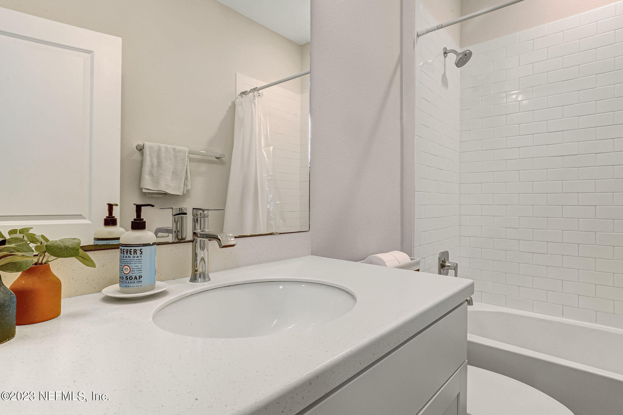 9863 Invention Lane Jacksonville, FL 32256 - Photo 40 of 56 a bathroom with a tub sink and mirror