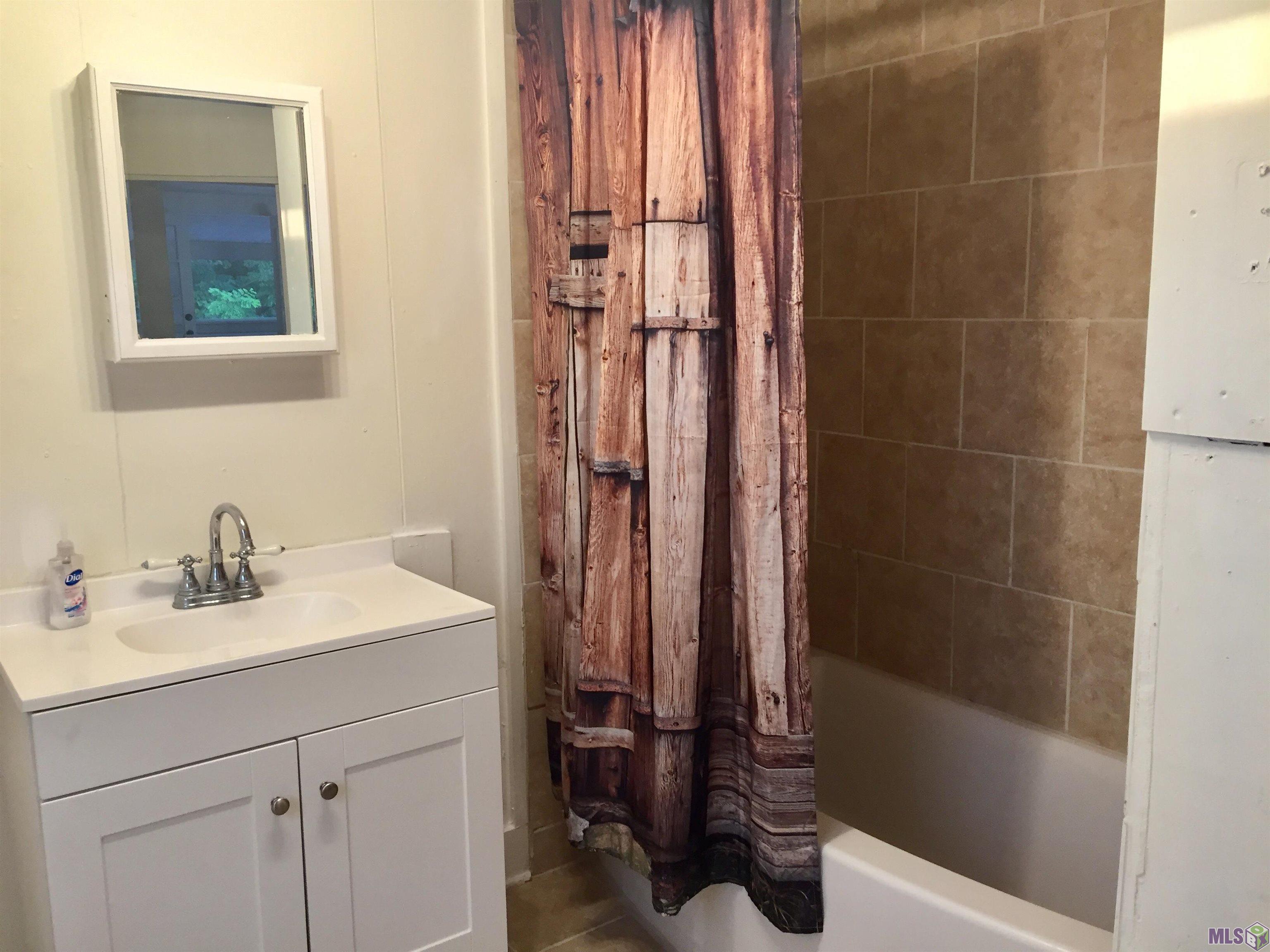 879 South Eugene Street, Unit 4 Baton Rouge, LA 70806 - Photo 30 of 39 Full bath in Unit 5 with newly grouted tub surround