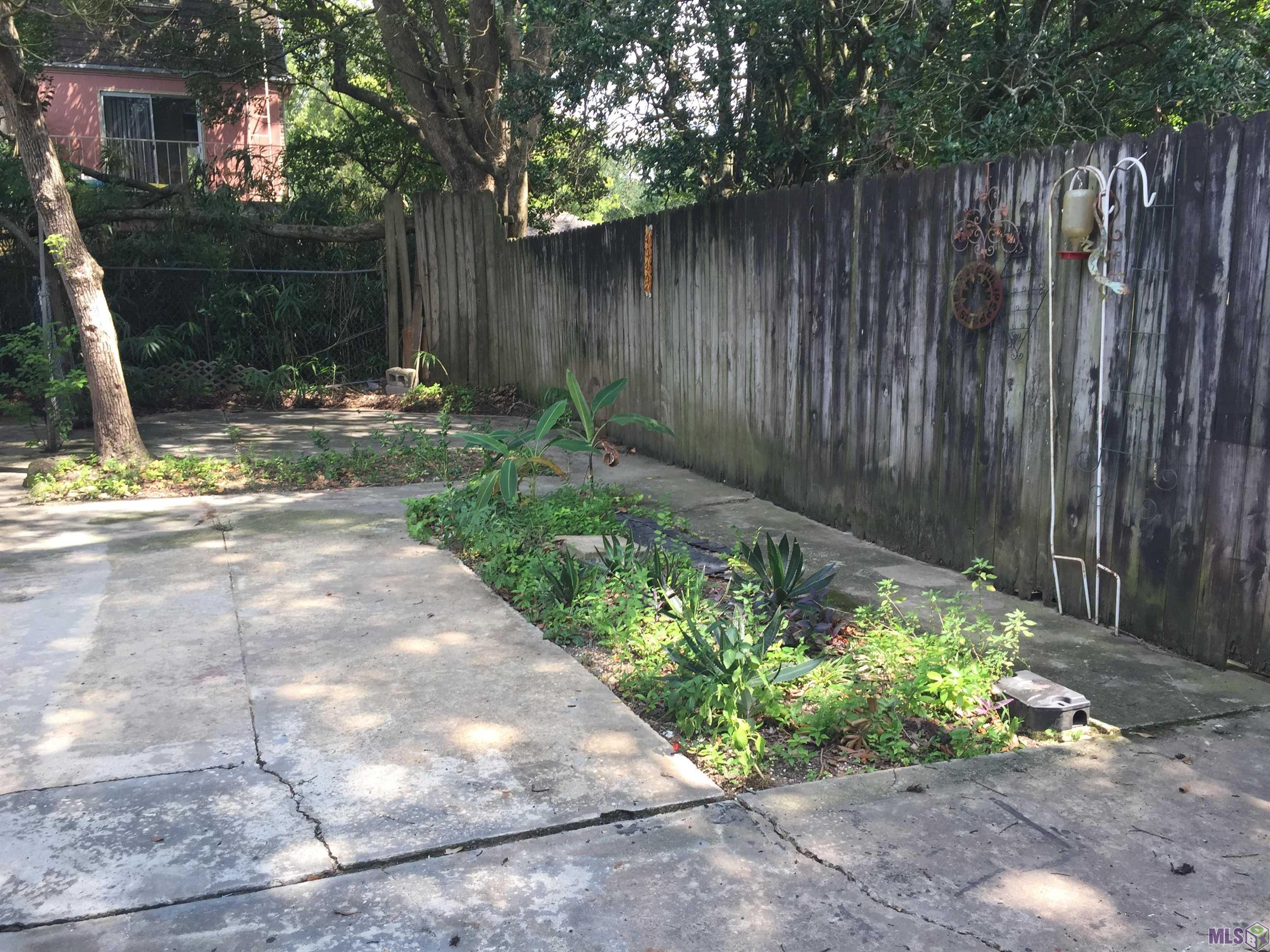 879 South Eugene Street, Unit 4 Baton Rouge, LA 70806 - Photo 34 of 39 Enclosed ct yard or garden behind Mother -in-law /guest apartment