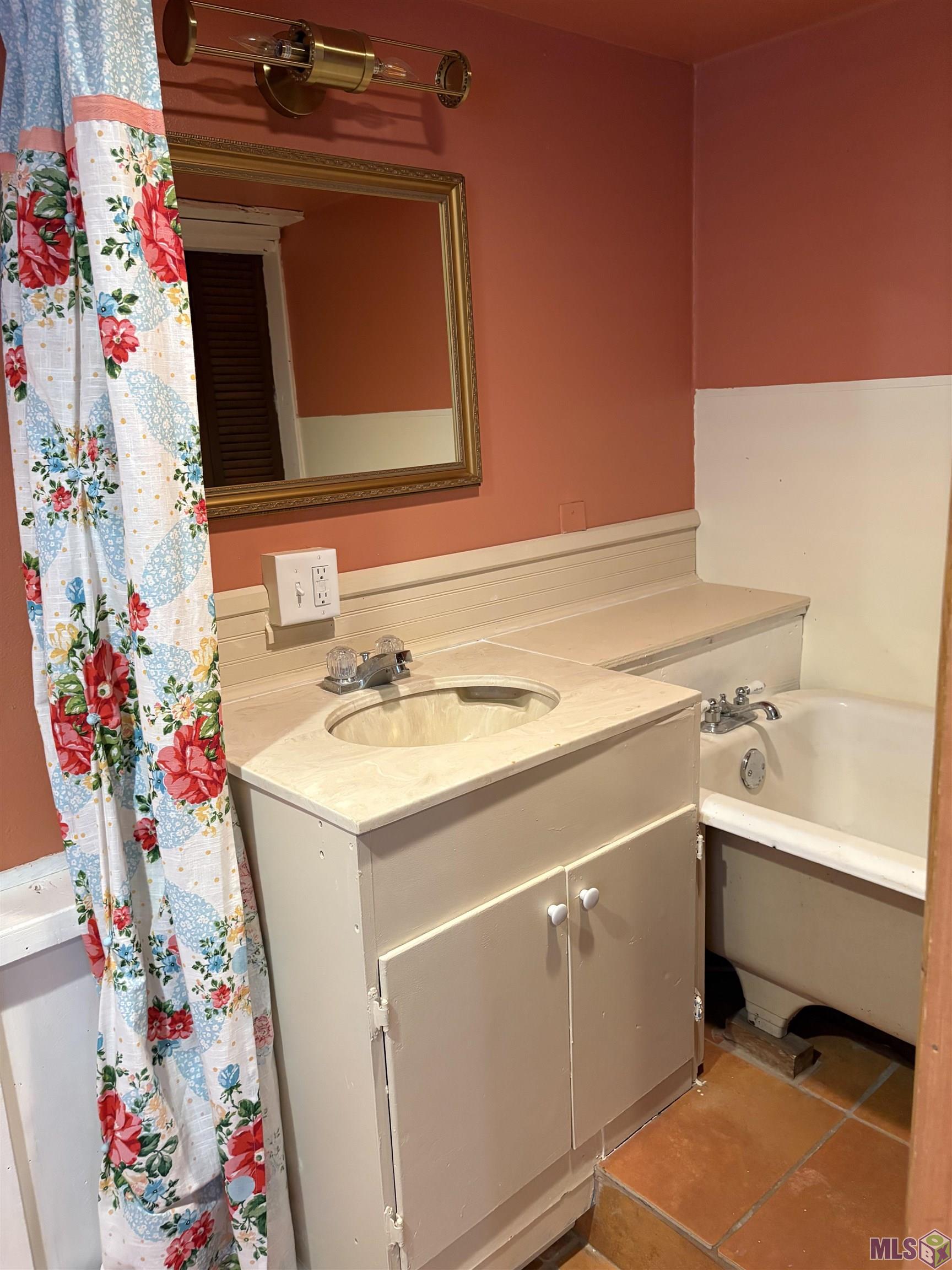 879 South Eugene Street, Unit 4 Baton Rouge, LA 70806 - Photo 9 of 39 Bath behind shutters Unit 3