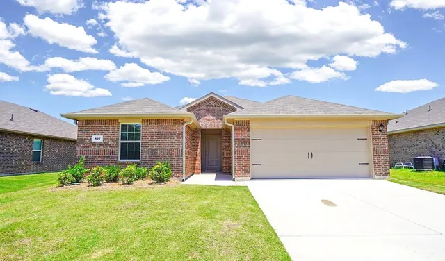 $1,900 | 807 Old Bluff Lane, Royse City, TX 75189