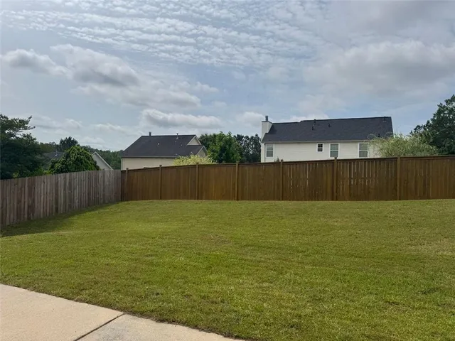 a view of a backyard