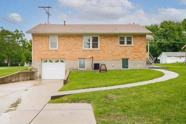 $384,500 | 911 Limit Street, Leavenworth, KS 66048