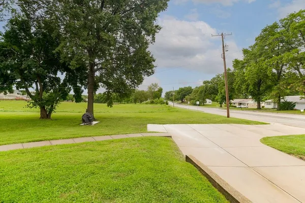 $384,500 | 911 Limit Street, Leavenworth, KS 66048