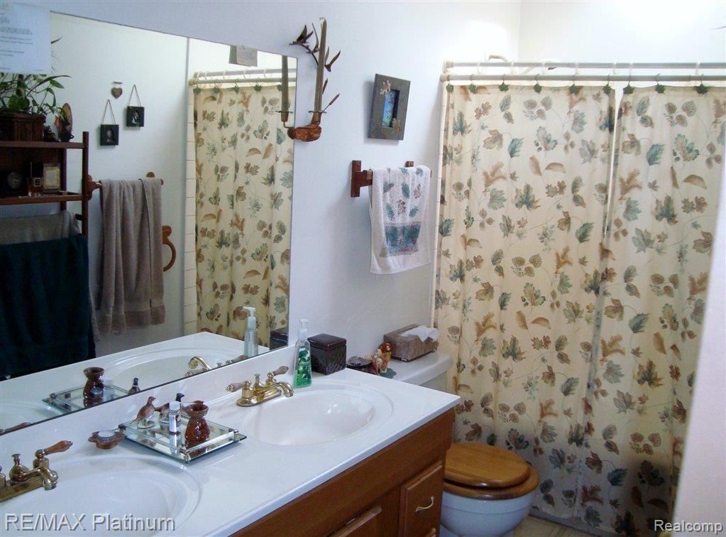 5916 Crandall Road Howell, MI 48855 - Photo 9 of 10 1st Floor Bath