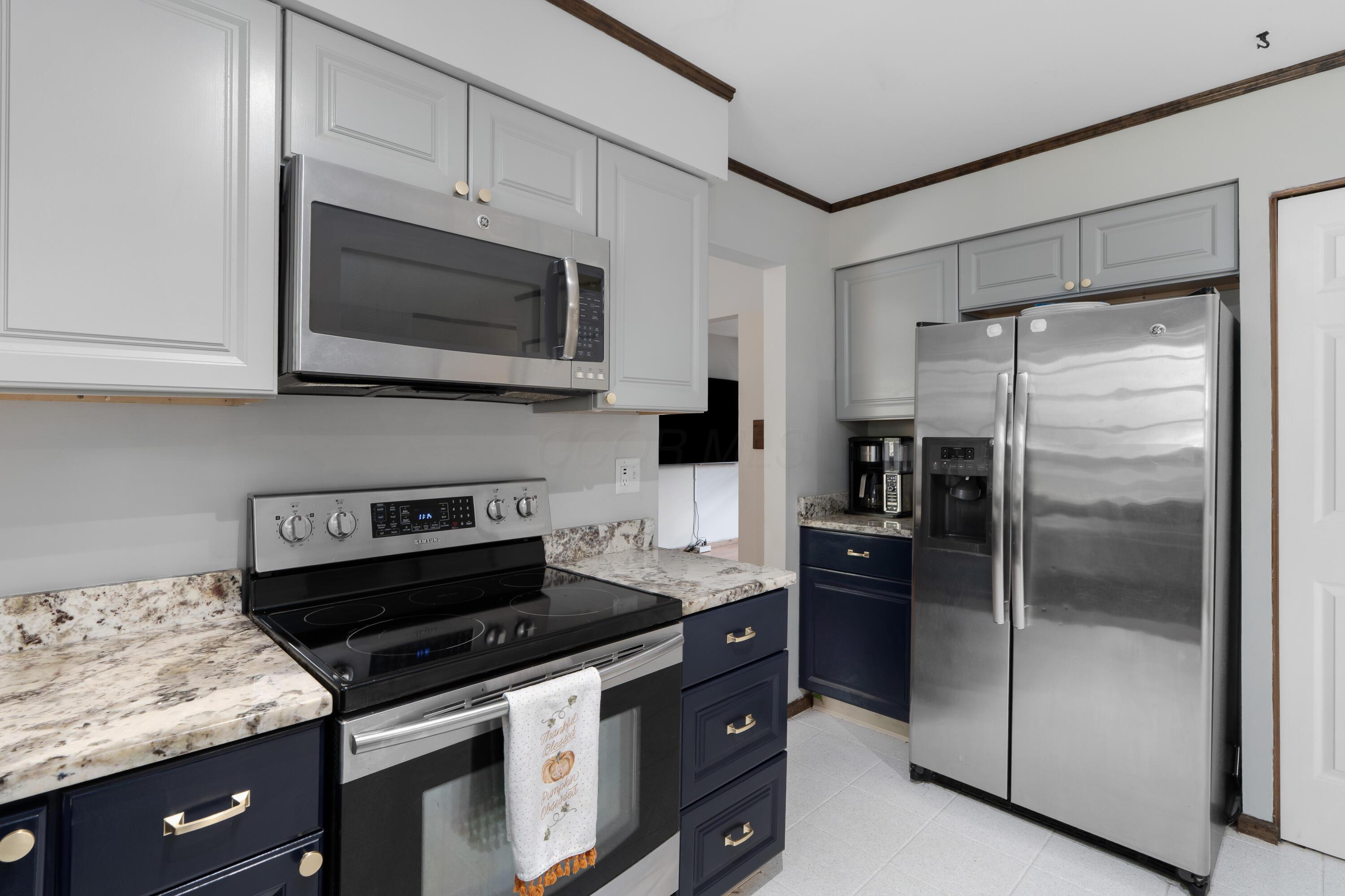 5879 Ravine View Court Columbus, OH 43231 - Photo 12 of 43 Kitchen - extra cabinets and counter beside refrigerator