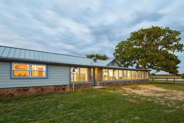 a view of a house with a backyard