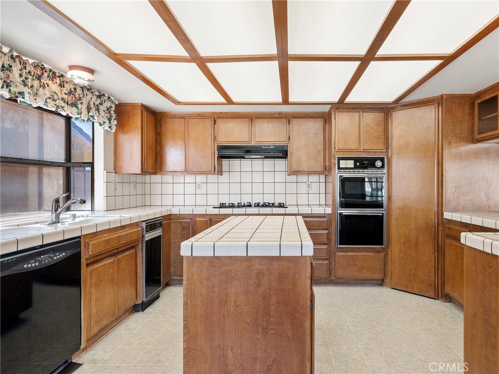 14484 Lighthouse Lane Helendale, CA 92342 - Photo 27 of 58 Kitchen with center island