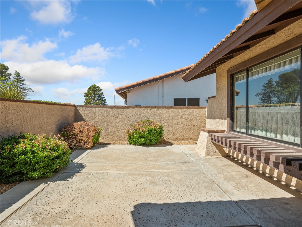 14484 Lighthouse Lane Helendale, CA 92342 - Photo 5 of 58 Front courtyard