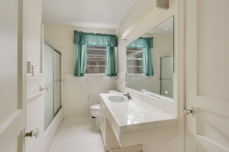 122 North Mendenhall Road Memphis, TN 38117 - Photo 21 of 24 This bathroom has original charm!
