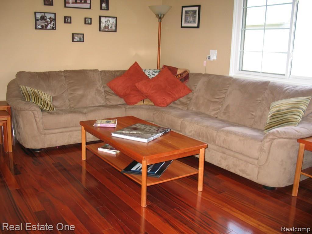 820 Brighton Lake Road Brighton, MI 48116 - Photo 16 of 42 Living room