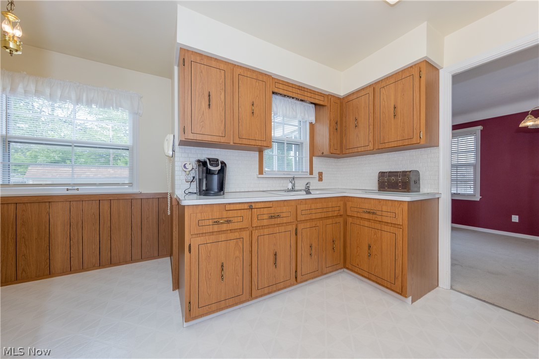 1239 Winston Road Cleveland, OH 44121 - Photo 9 of 34