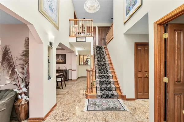 a view of entryway with furniture