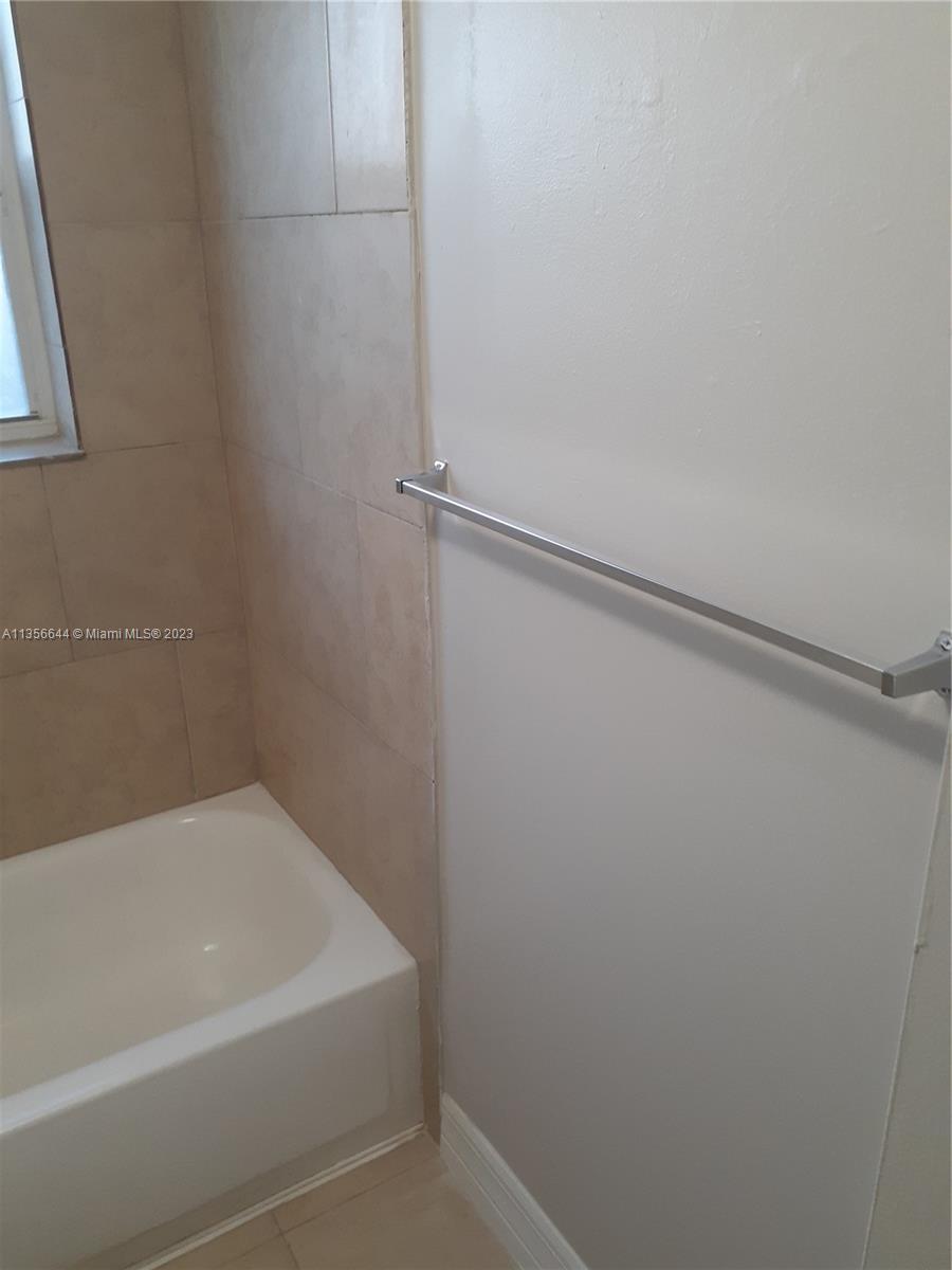1245 West 24th Street, Unit 118 Hialeah, FL 33010 - Photo 9 of 20 a bathroom with a bathtub