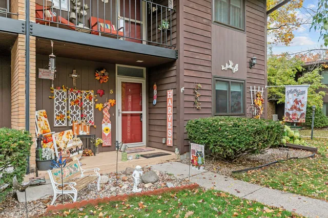 $250,000 | 1809 Alcan Drive, Unit 5, Menasha, WI 54952