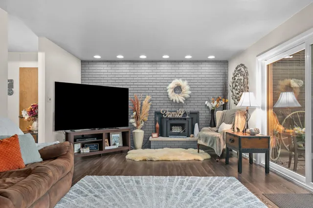 $250,000 | 1809 Alcan Drive, Unit 5, Menasha, WI 54952