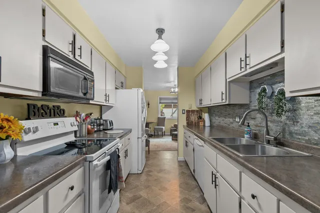 $250,000 | 1809 Alcan Drive, Unit 5, Menasha, WI 54952