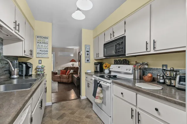 $250,000 | 1809 Alcan Drive, Unit 5, Menasha, WI 54952