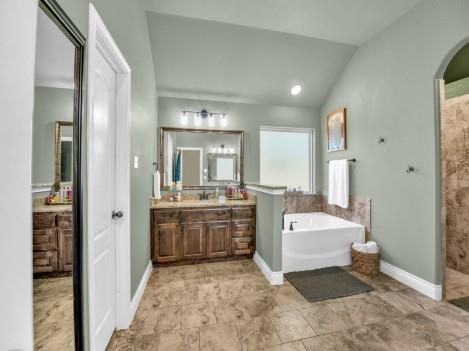 156 Cottongame Road Weatherford, TX 76088 - Photo 17 of 35 a spacious bathroom with a bathtub sink and toilet