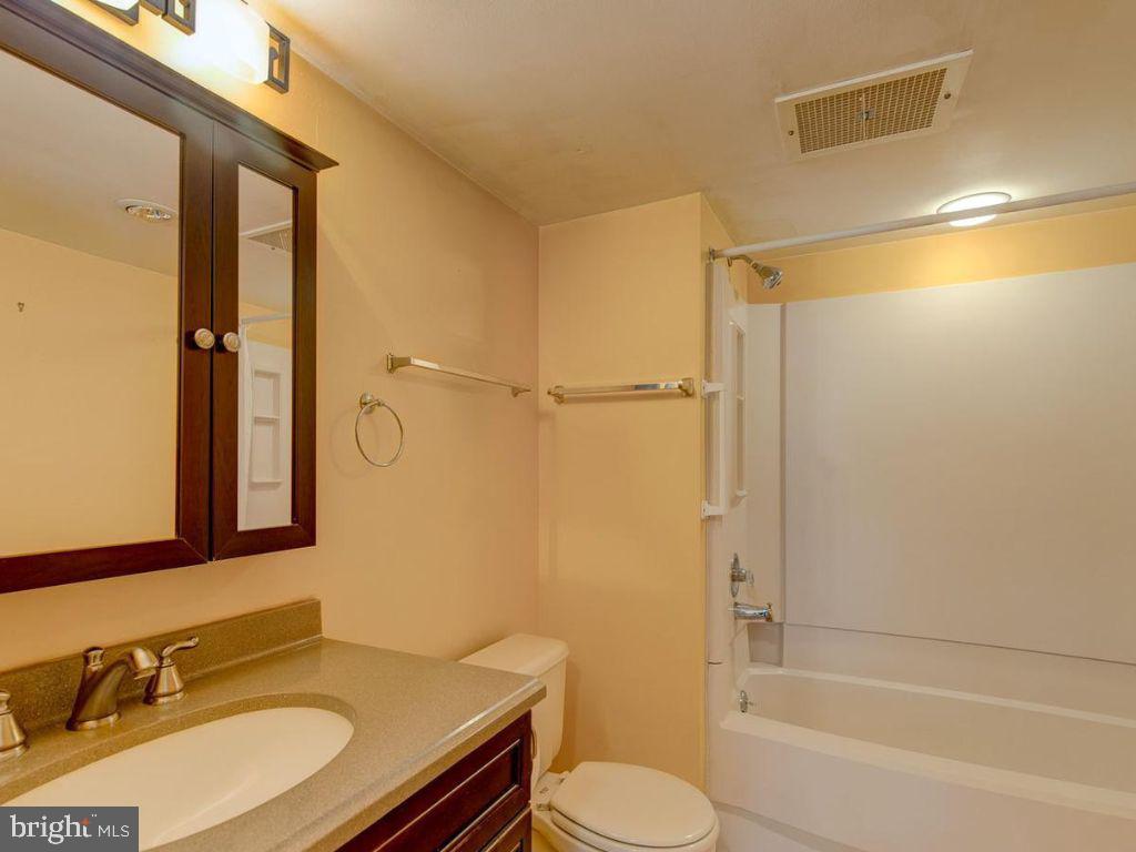 700 Avondale Road, Unit 5J Wallingford, PA 19086 - Photo 18 of 22 1st Bedroom's Bath