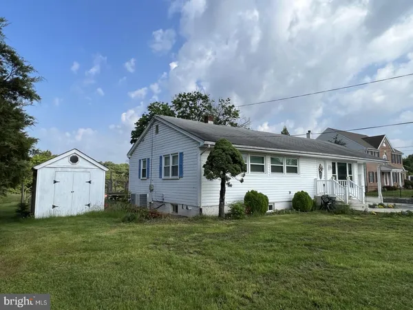 a view of a house with backyard