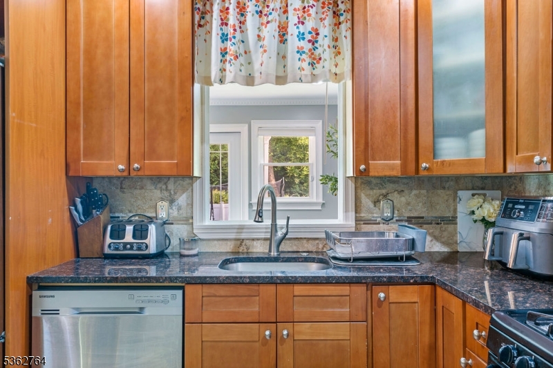 132 Parkside Road Plainfield, NJ 07060 - Photo 13 of 34