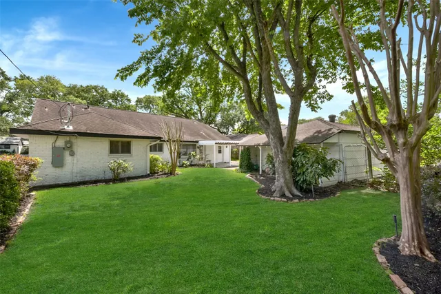 a view of a yard in front of house