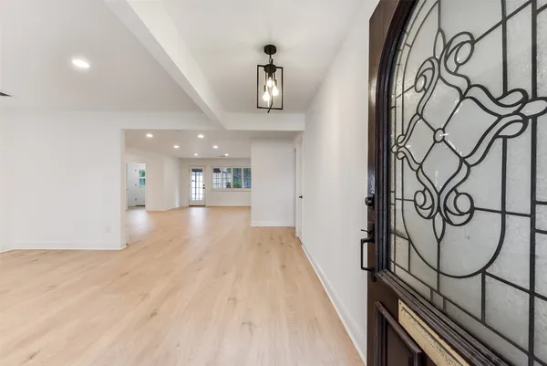 a view of entryway and kitchen