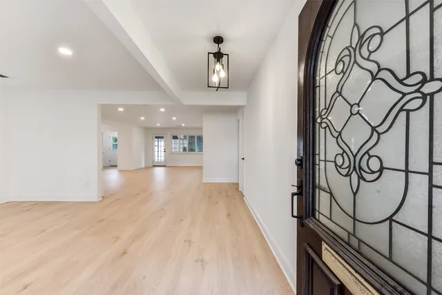 a view of entryway and kitchen