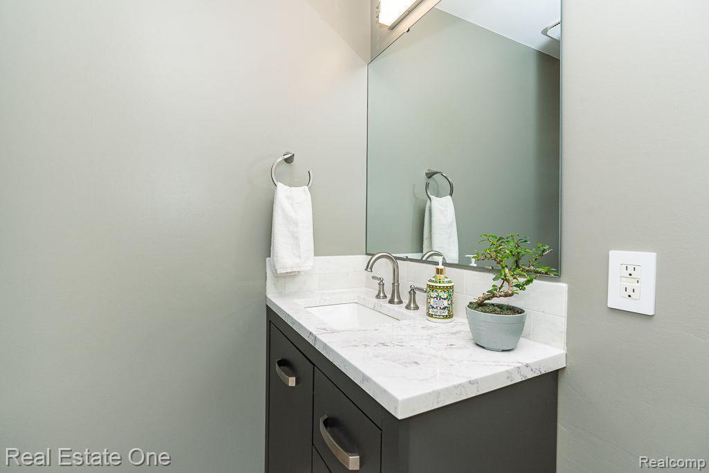 370 South Rochester Road Rochester, MI 48307 - Photo 16 of 37 Beautiful vanity