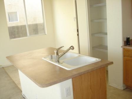 1404 East Bloch Road Phoenix, AZ 85040 - Photo 6 of 9 Kitchen
