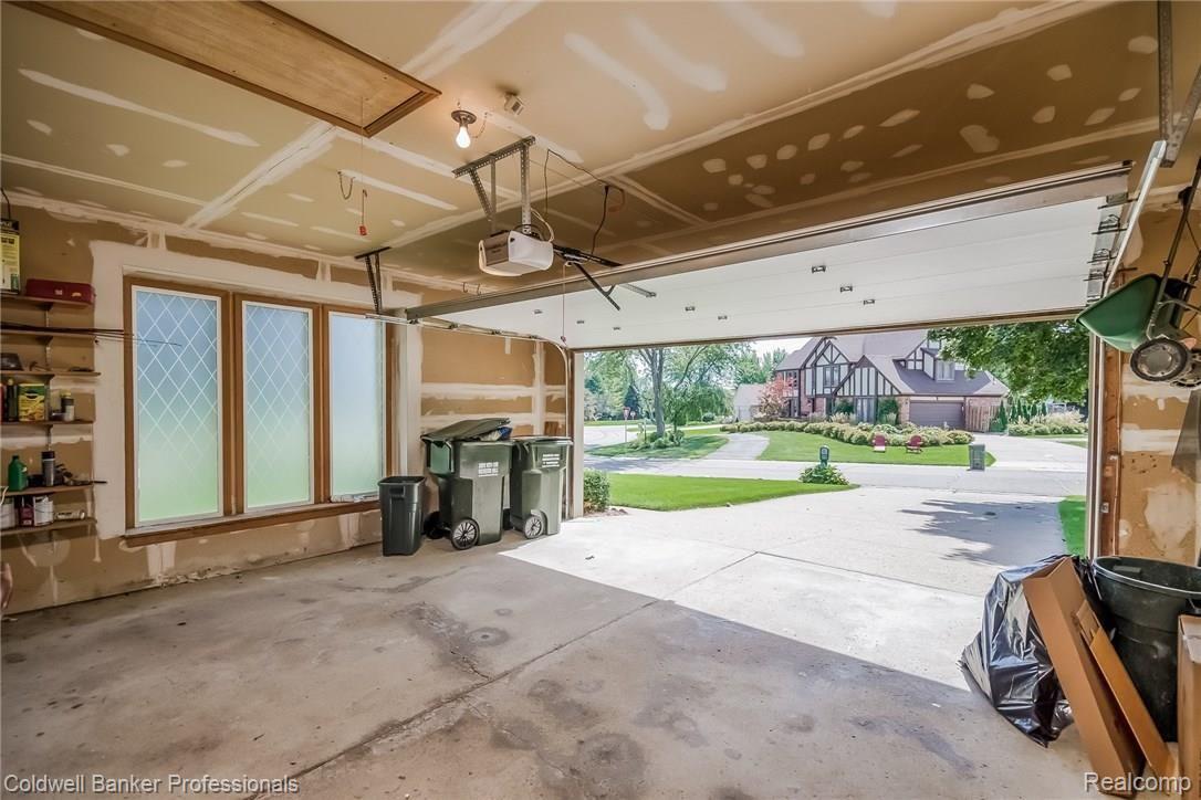 501 Sunlight Drive Rochester, MI 48309 - Photo 32 of 40 032-Garage-2059805-medium.jpg