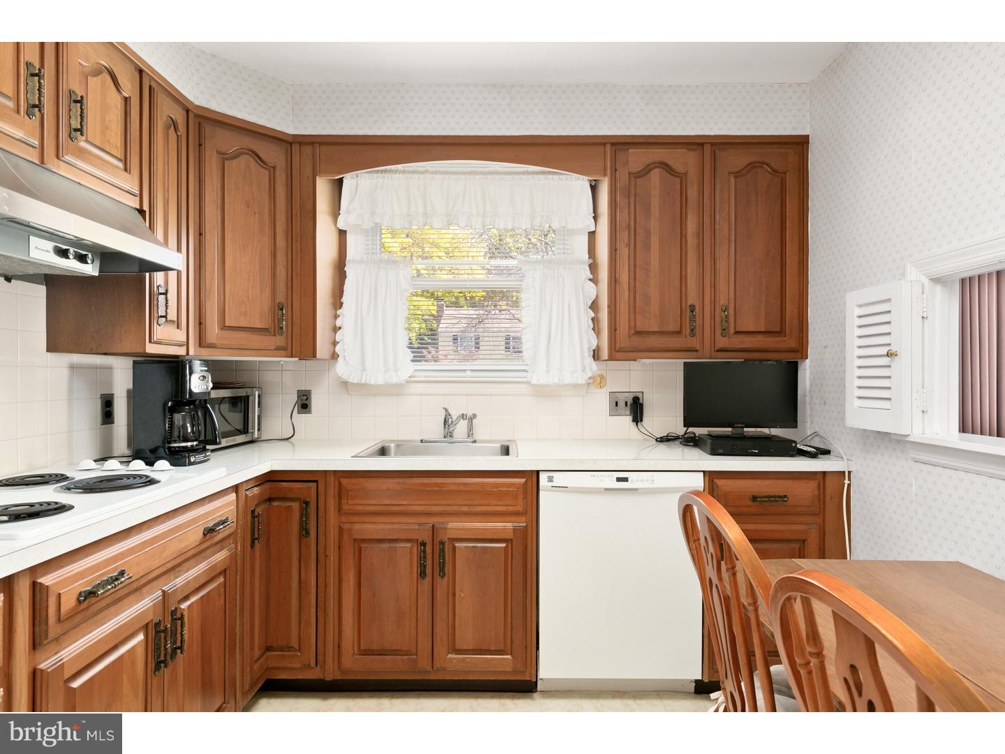 112 Antietam Road Cherry Hill, NJ 08034 - Photo 6 of 19 Kitchen