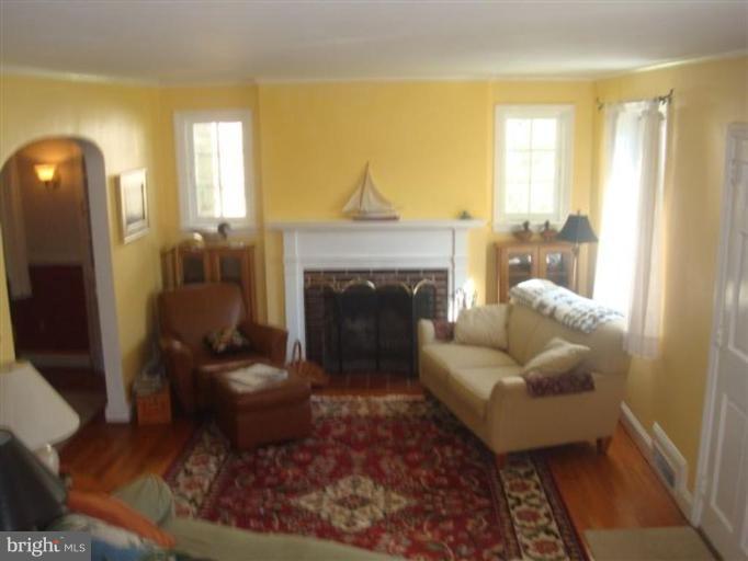 33 Tanglewood Road Catonsville, MD 21228 - Photo 12 of 19 Living Room