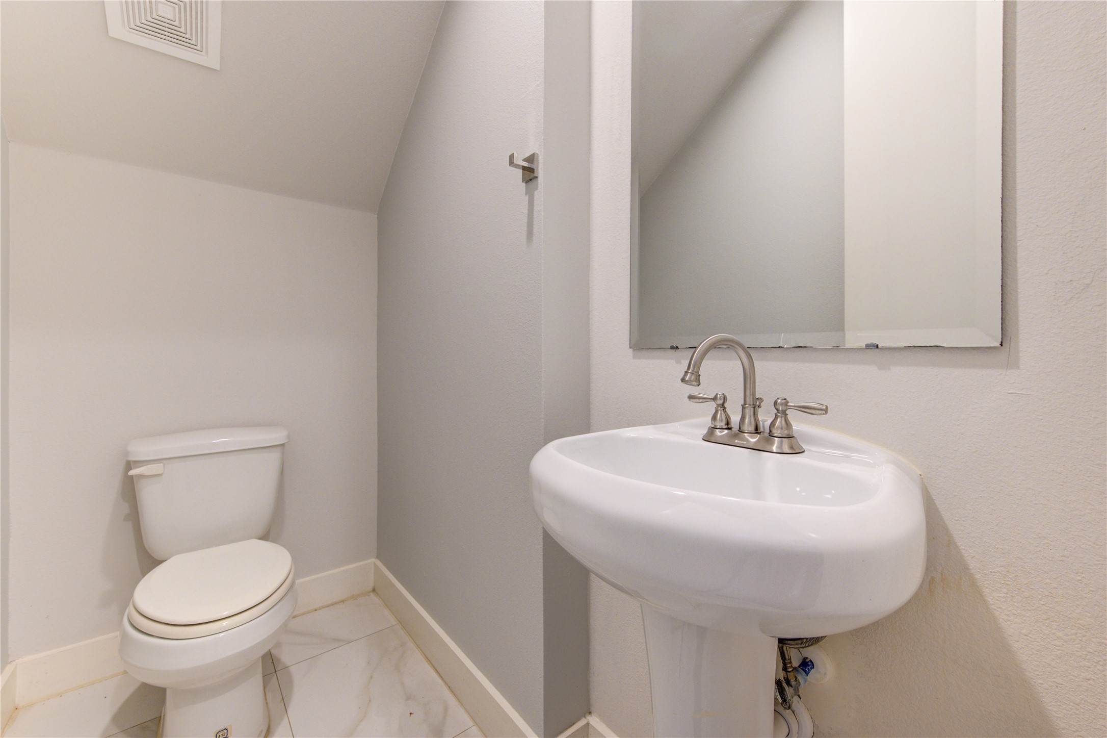 847 Rachel Street, Unit G Houston, TX 77091 - Photo 20 of 42 Conveniently located half bath on the first floor for guests, providing comfort while keeping private areas upstairs undisturbed.