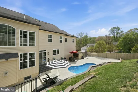 a view of a house with backyard and a garden