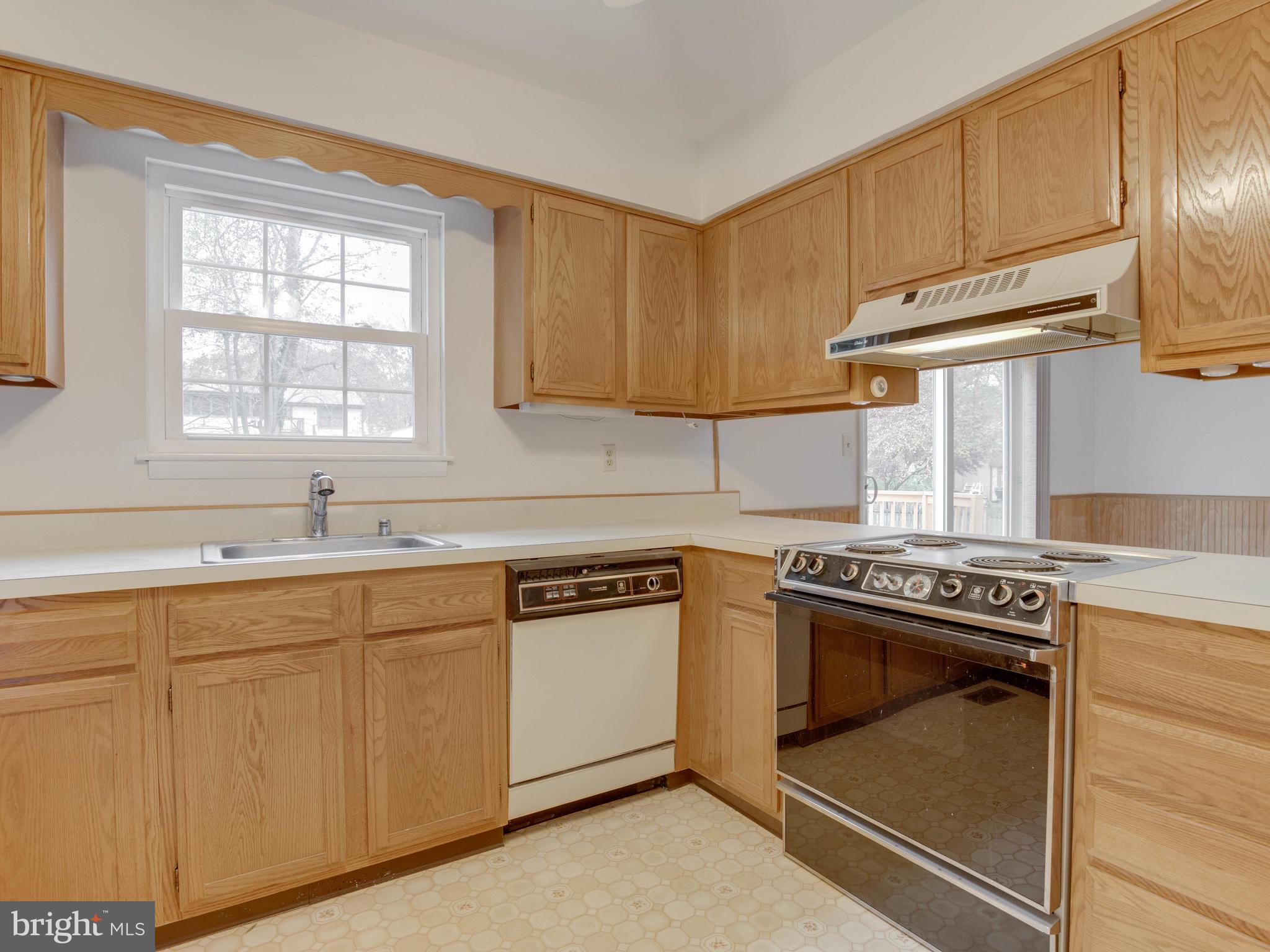 721 Mesquite Road Severn, MD 21144 - Photo 11 of 36 Kitchen w/ Oak Cabinetry