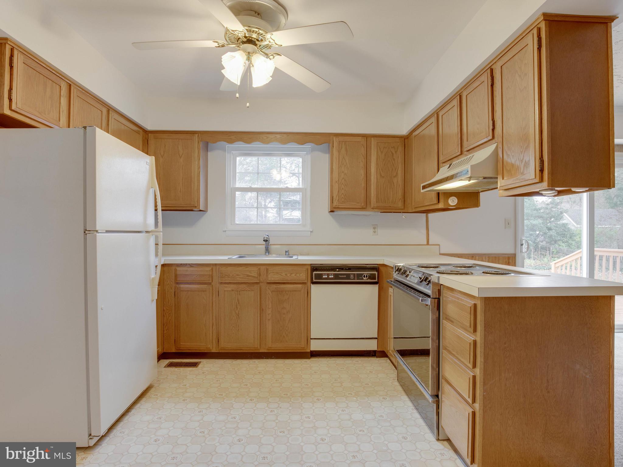 721 Mesquite Road Severn, MD 21144 - Photo 12 of 36 "U" Shaped kitchen