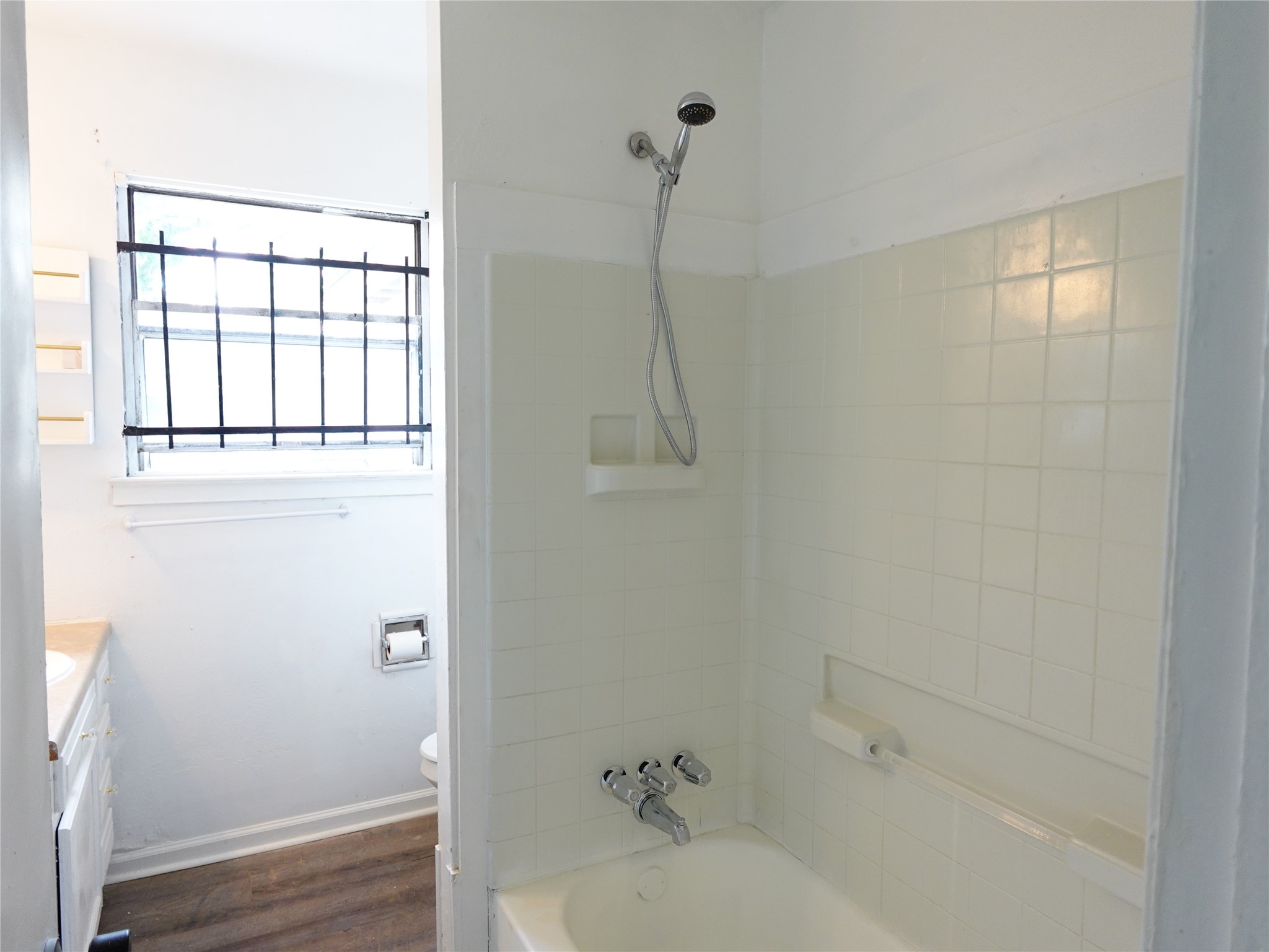 8022 Woodlyn Road Houston, TX 77028 - Photo 5 of 7 a bathroom with a bathtub