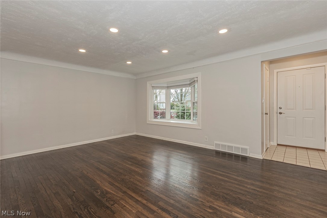 5659 Cherokee Road Cleveland, OH 44124 - Photo 3 of 35