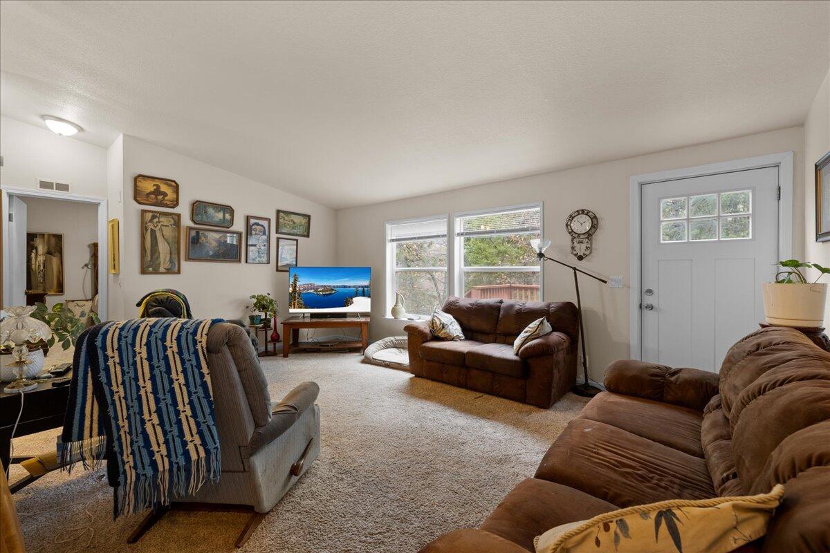 7940 East Antelope Road Eagle Point, OR 97524 - Photo 5 of 30 1