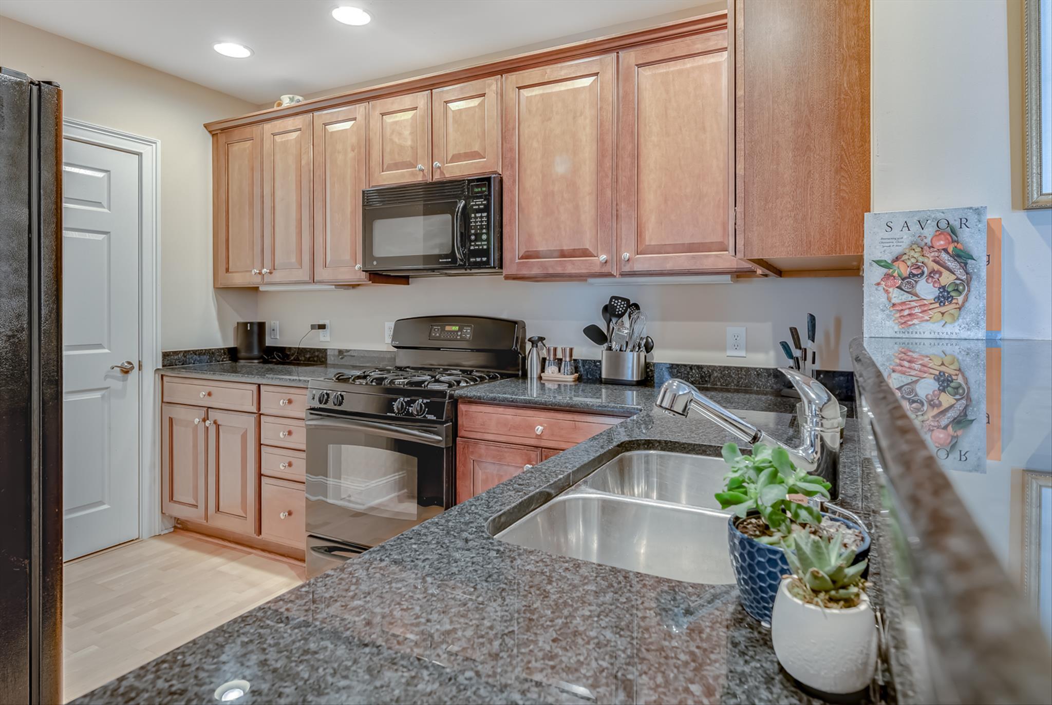 498 Albemarle Road, Unit 516 Charleston, SC 29407 - Photo 9 of 28 Ktichen 2