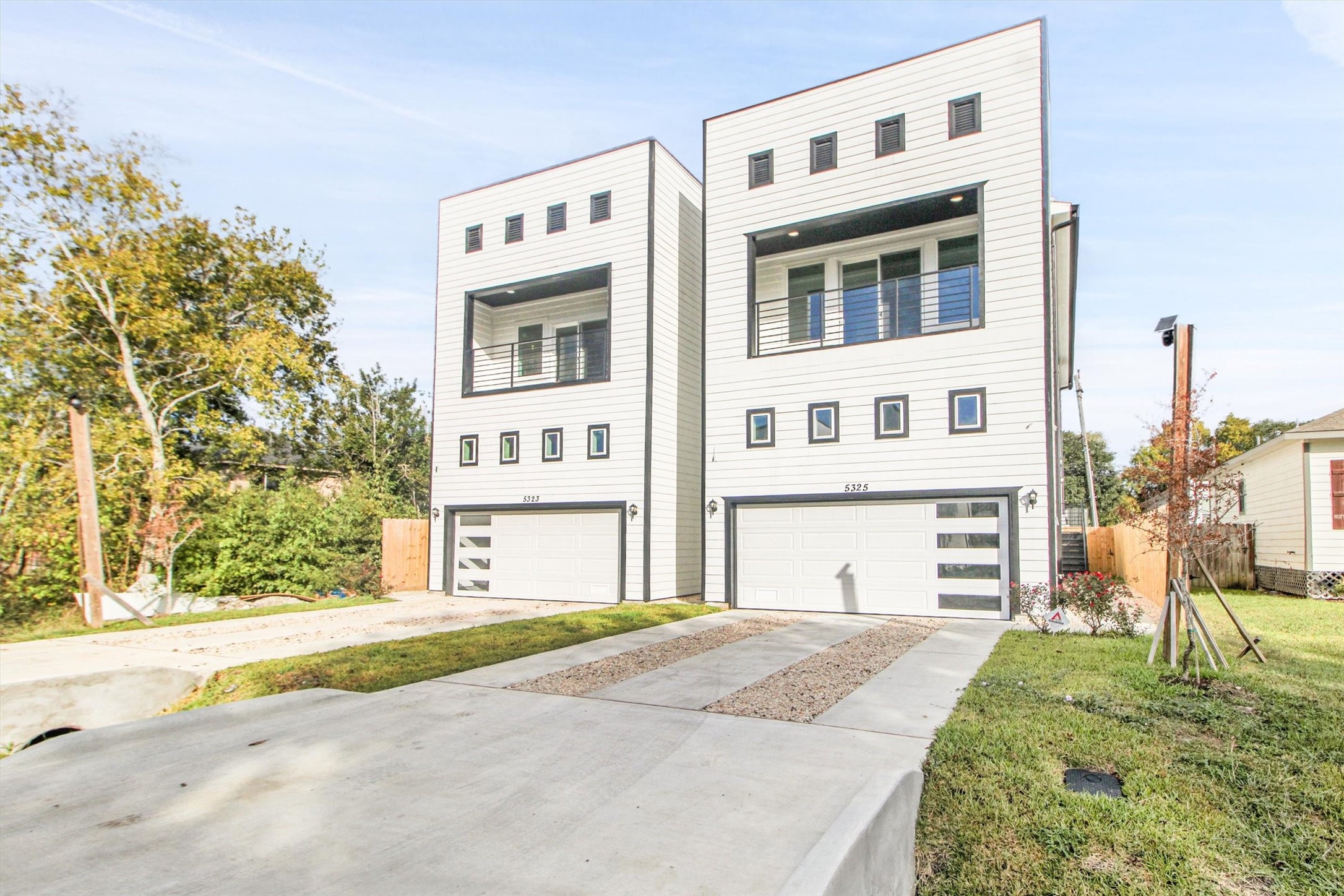 5325 Rue Street Houston, TX 77033 - Photo 1 of 34 a front view of a building with a yard
