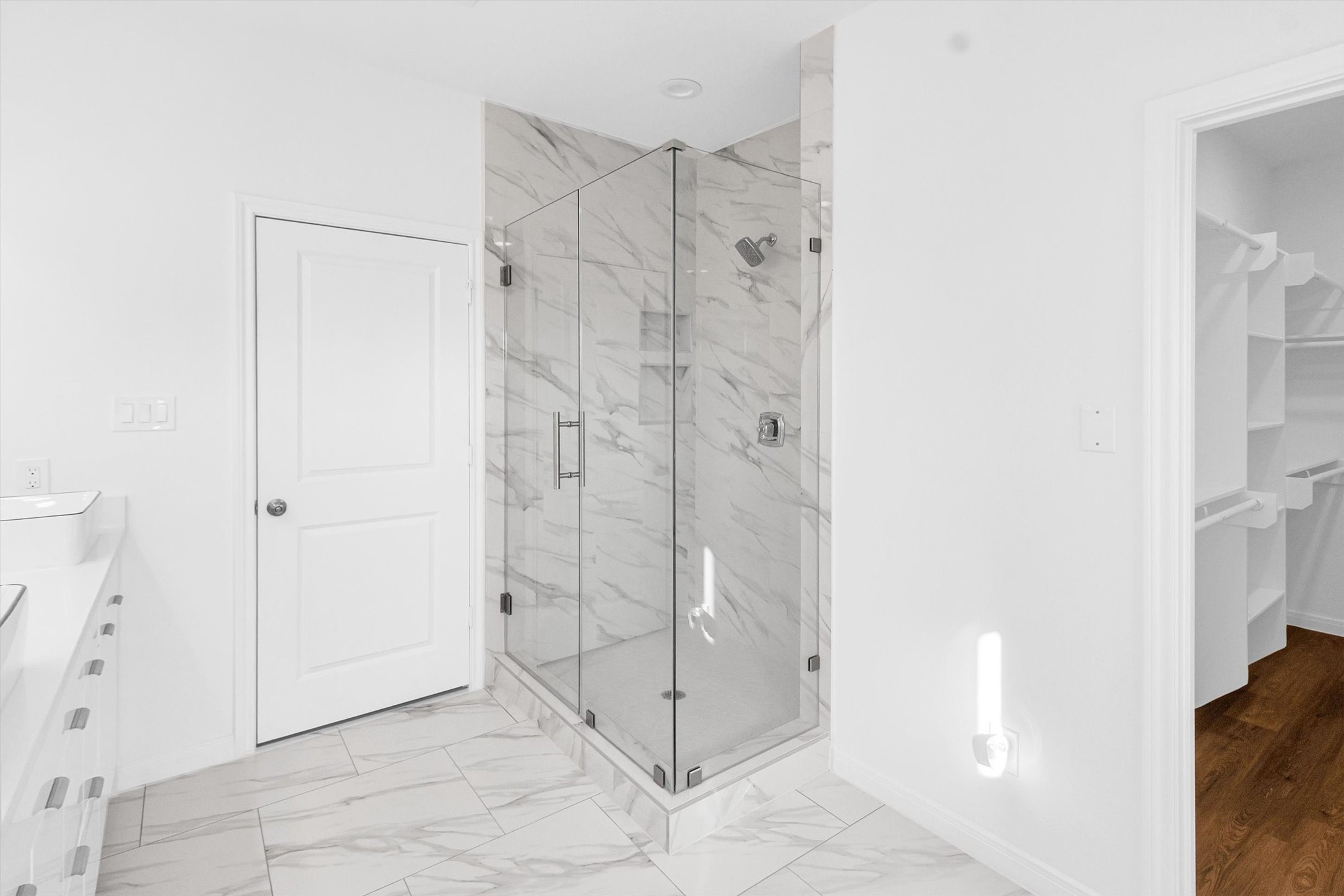 5325 Rue Street Houston, TX 77033 - Photo 23 of 34 a bathroom with a shower and mirror