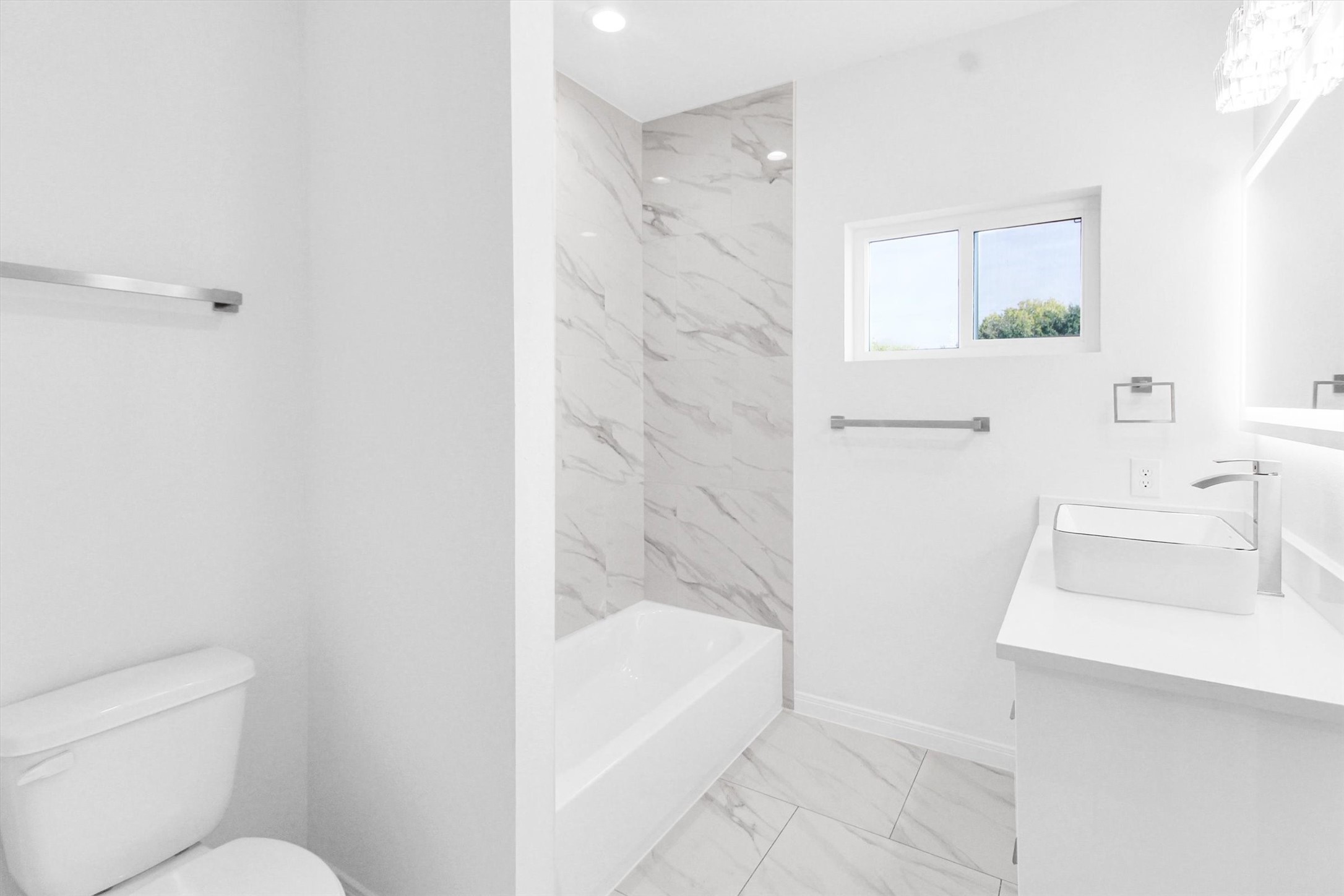 5325 Rue Street Houston, TX 77033 - Photo 30 of 34 a bathroom with a sink and bathtub with toilet