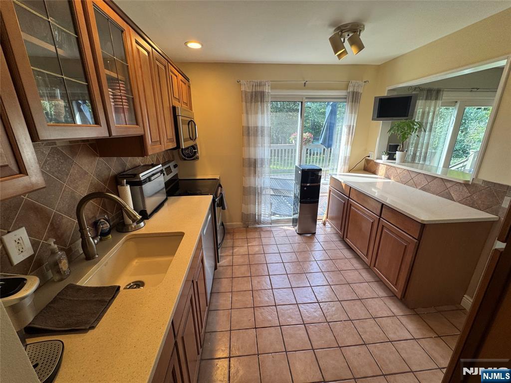 55 Maryann Road Oak Ridge, NJ 07438 - Photo 14 of 20 a room with gym equipment