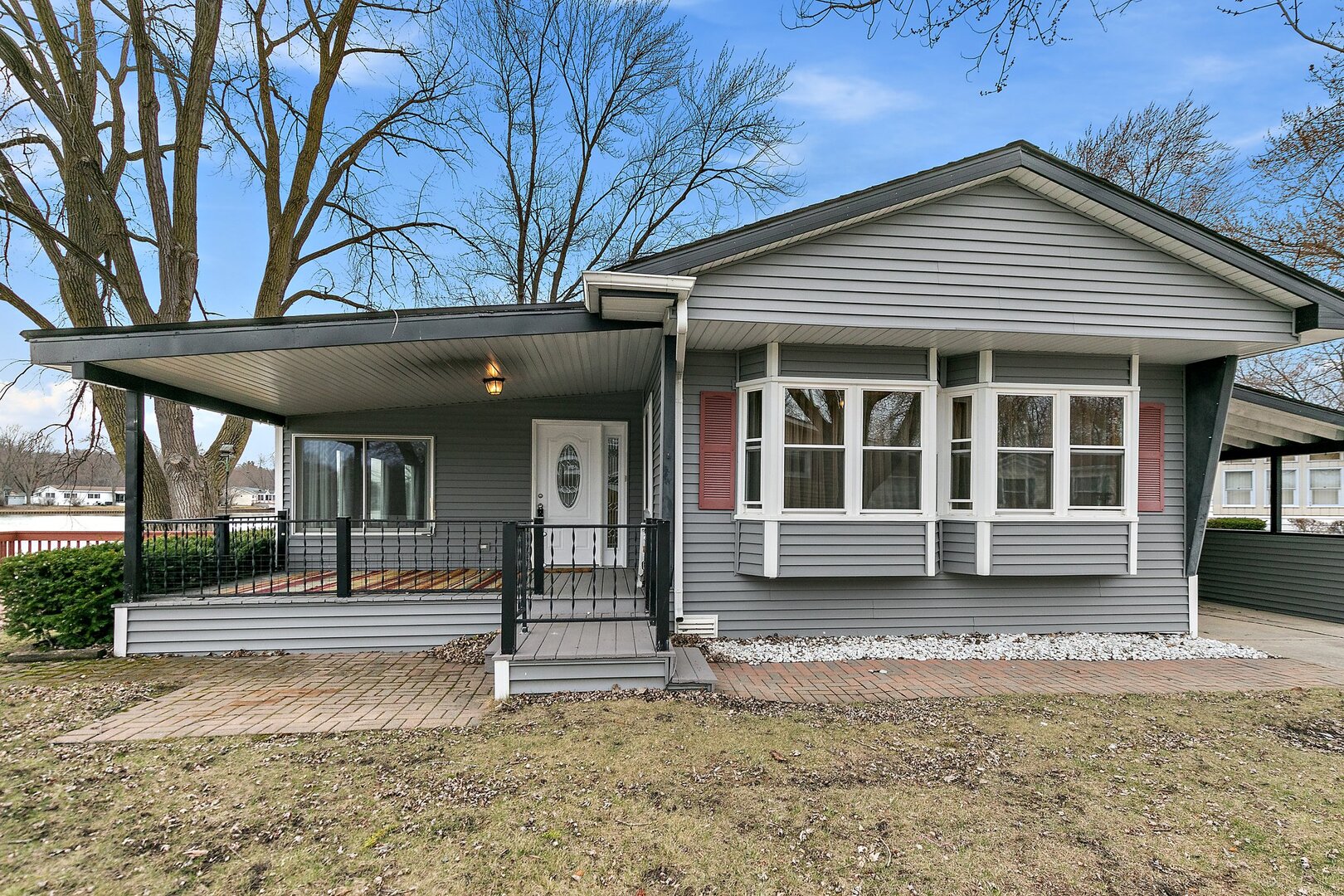 221 Big Peninsula Road Elgin, IL 60123 - Photo 2 of 26